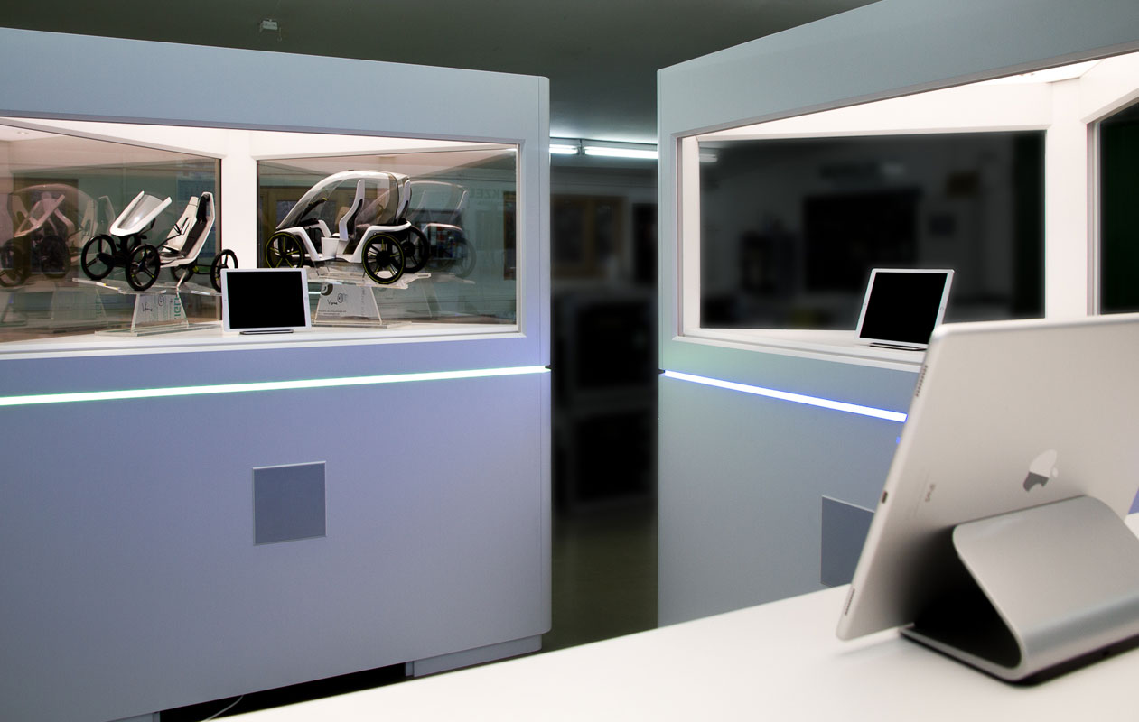 Axis Modellbau in Nürnberg fertigt innovative Präsentationsvitrinen mit interaktiven, transparenten OLED-Monitoren, LED-Effektbeleuchtung und Lightpanel-Lichtdecken der Marke Designpanel.