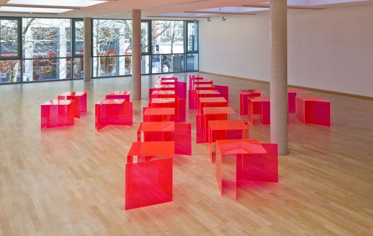 Kunstinstallationen aus Elementen aus transparentem fluoriszierendem Acrylglas, gefertigt von axis in Nürnberg