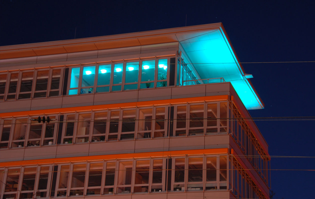 Fassadenbeleuchtung im öffentlichen Bau mit LED-Lichttechnik in RGB, hergestellt von axis Lichttechnik in Nürnberg.