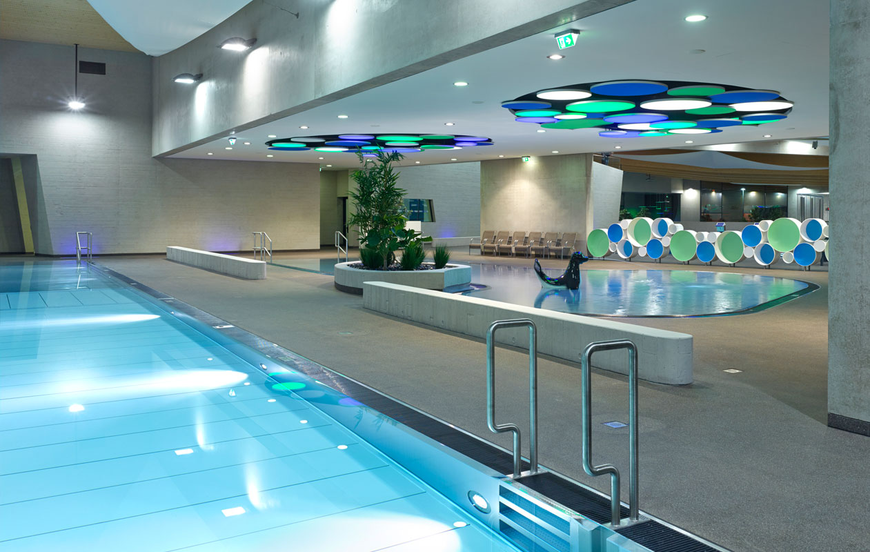 Alternativext: Lichtinstallation an einer Schwimmbad-Decke als Flächenbeleuchtung in Kombination mit unbeleuchteten, ansonsten identischen Panels.
