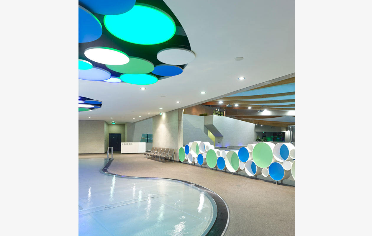 Lichtinstallation an einer Schwimmbad-Decke als Flächenbeleuchtung aus Lightpanel slim plus Iceplex und Regal aus Iceplex – ein hochwertig gegossenes Acrylglas.