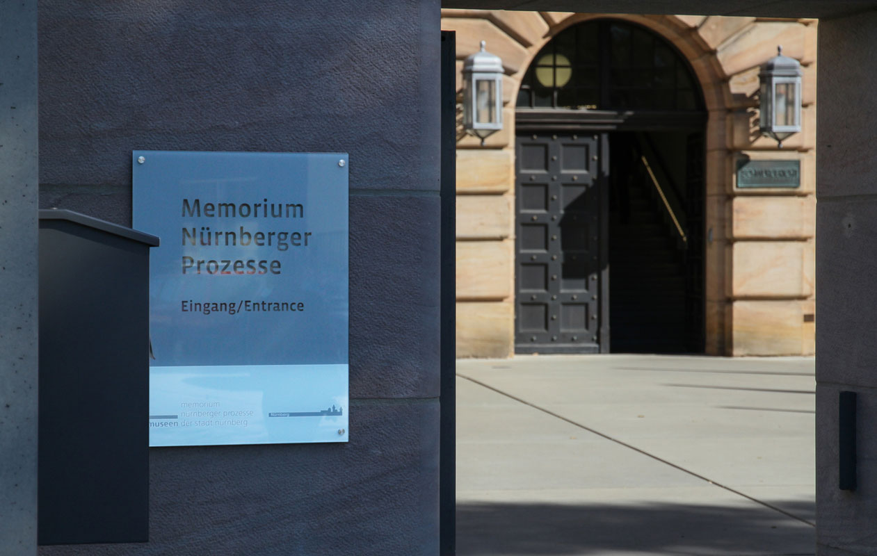 Eingang zum Museum „Memorium Nürnberger Prozesse“. Foto: axis, Thomas Kehrberger