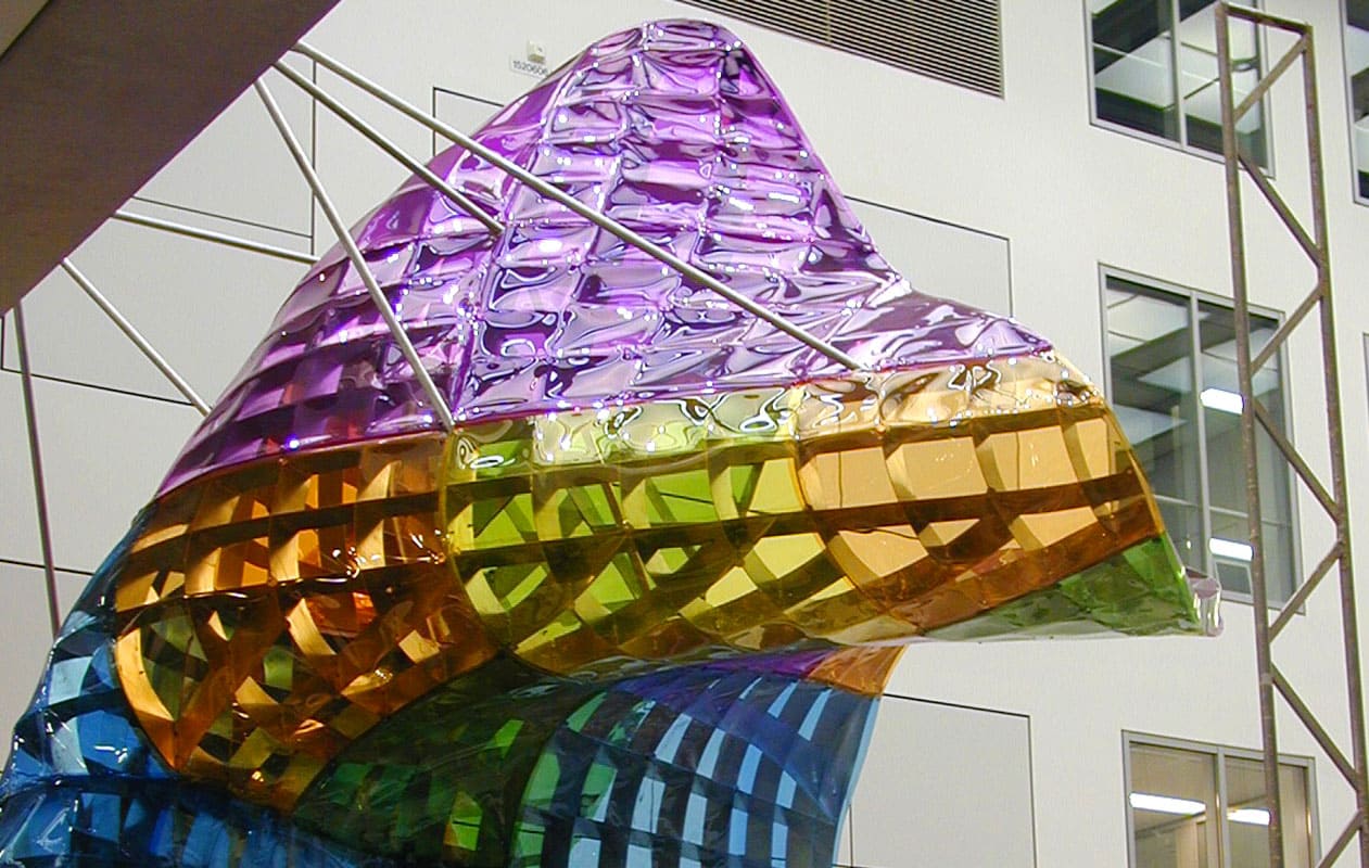 Skulptur aus warmverfomtem Acrylglas nach dem Entwurf von Professor Olaf Metzel. Foto: axis