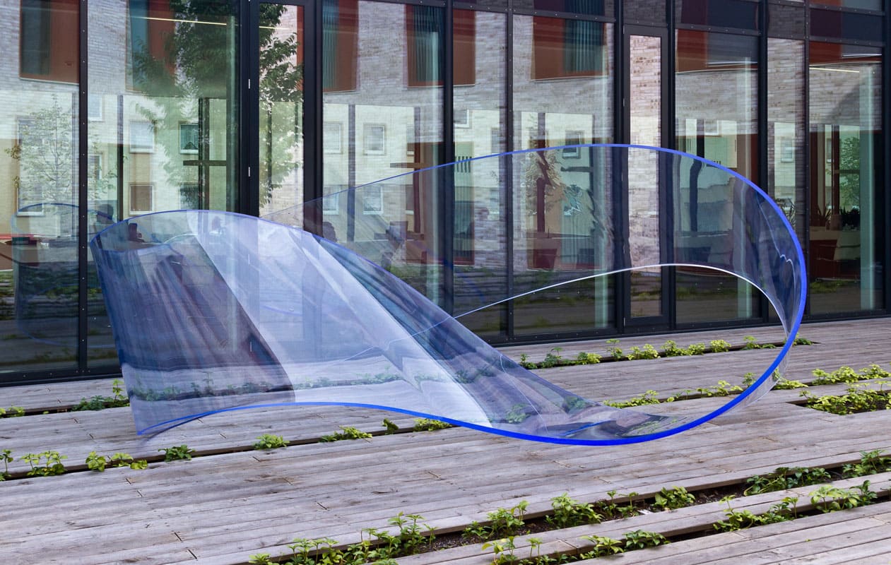 „Loop“, eine Skulptur aus Arcylglas bestehend aus flächenverklebtem Plexiglas®, wurde in Teilabschnitten thermisch 3-D-geformt und verklebt.