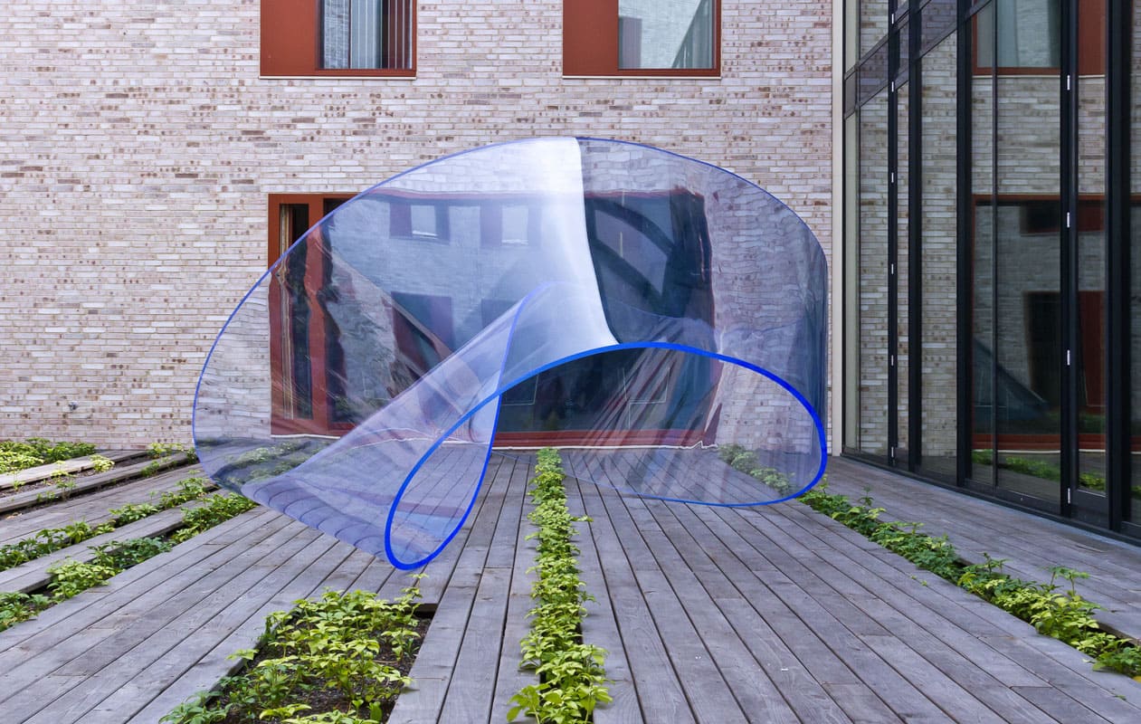 „Loop“, eine Skulptur aus Arcylglas bestehend aus flächenverklebtem Plexiglas®, wurde in Teilabschnitten thermisch 3-D-geformt und verklebt.