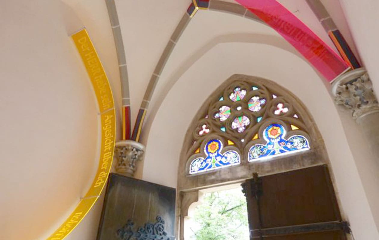 Lasergravierte "Schriftbögen" als Kunstinstallation in einer Kirche nach dem Entwurf von Sonja Weber