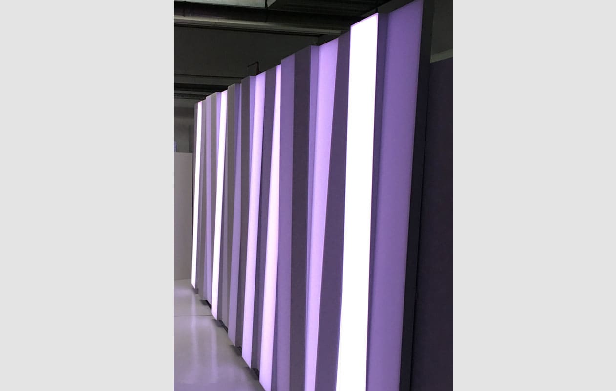 Lichtwand aus Lightpanel cover Elementen mit schräg aufgesetzten Hauben ausgestattet mit LEDs in RGB