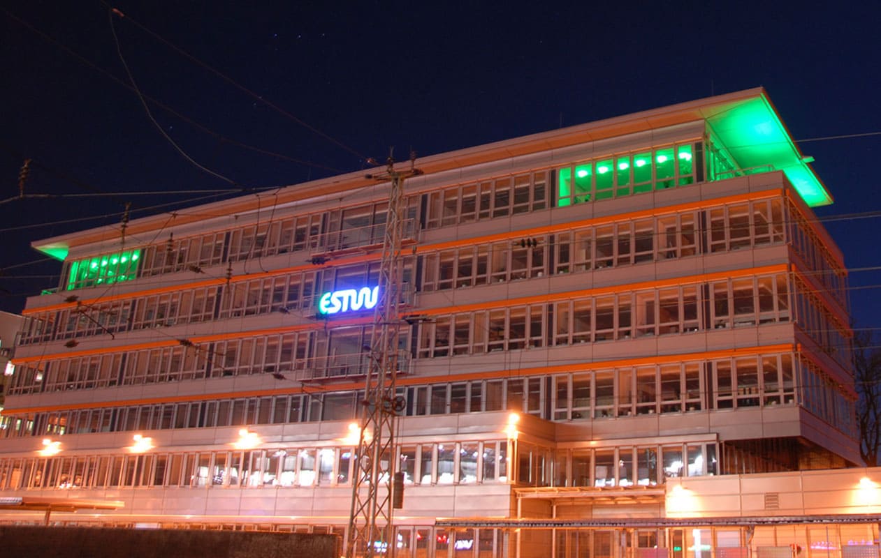 Fassadenbeleuchtung im öffentlichen Bau mit LED-Lichttechnik in RGB, hergestellt von axis Lichttechnik in Nürnberg.