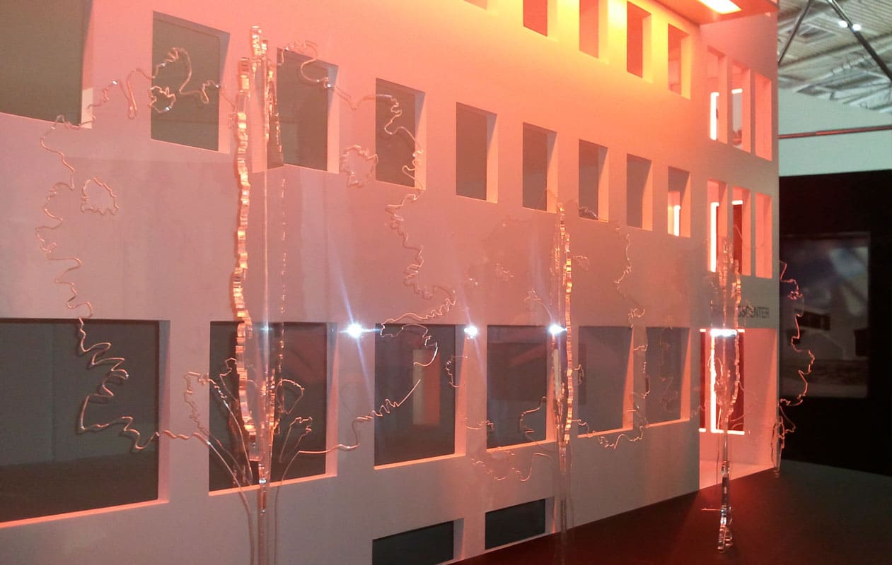 Detail eines Architekturmodells aus Plexiglas® und anderen Kunsttoffen, beleuchtbar durch LED-Bänder in RGB