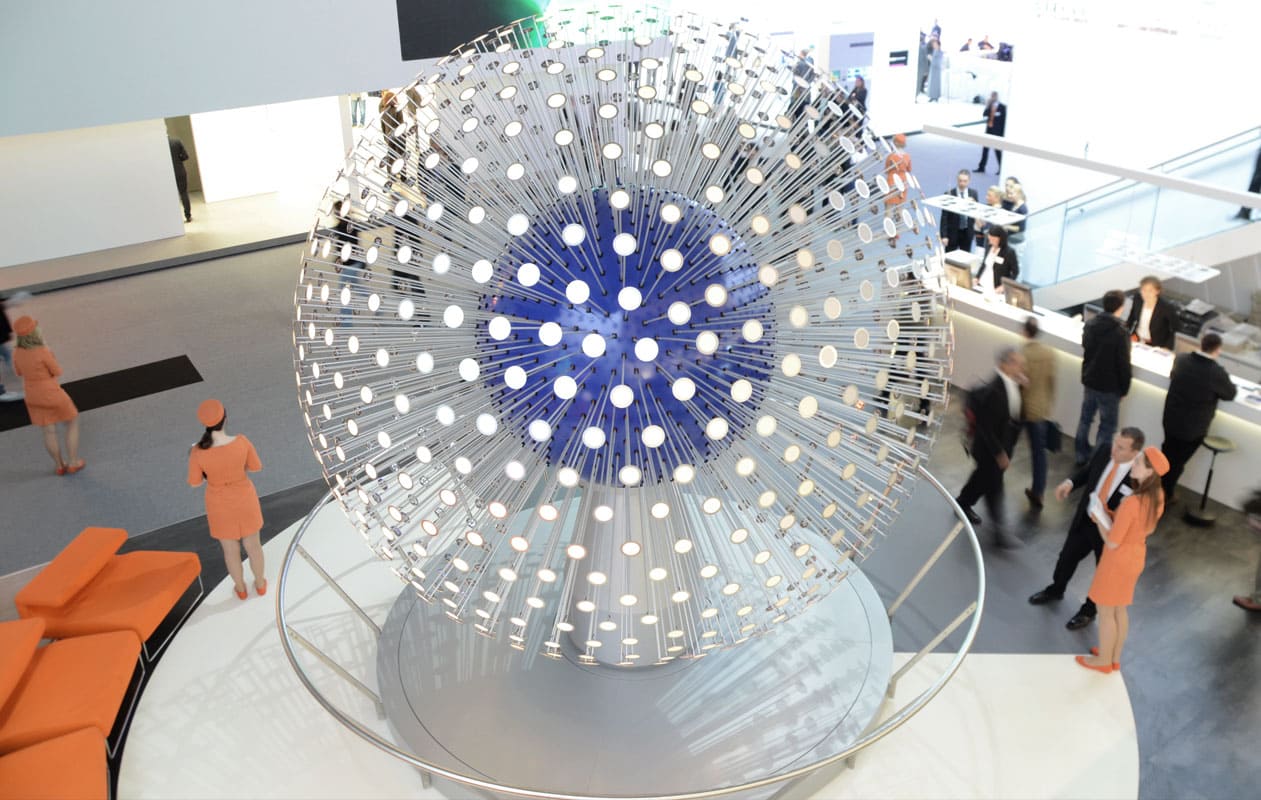 Lichtobjekt mit 1000 einzeln-ansteuerbaren OLEDs.