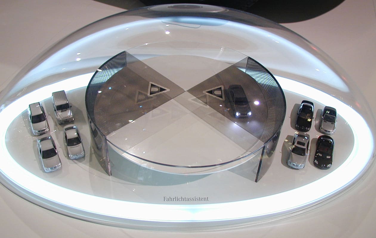 Funktionsmodelle, in gewölbten Hauben aus thermisch geformtem Acrylglas präsentiert und mit LED-Lichttechnik beleuchtet.