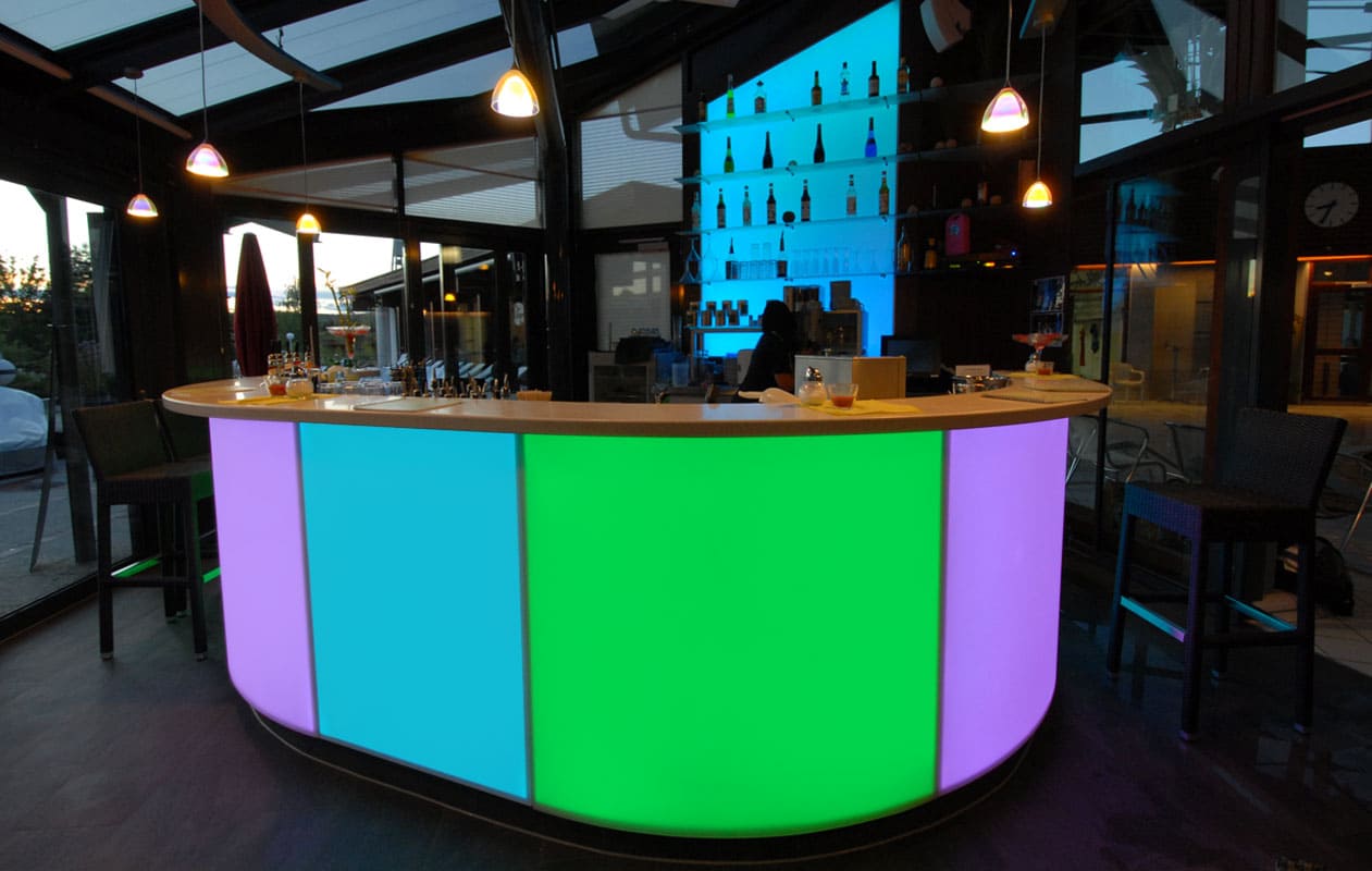 Leuchttheke aus thermisch geformten LED-Lightpanels RGB