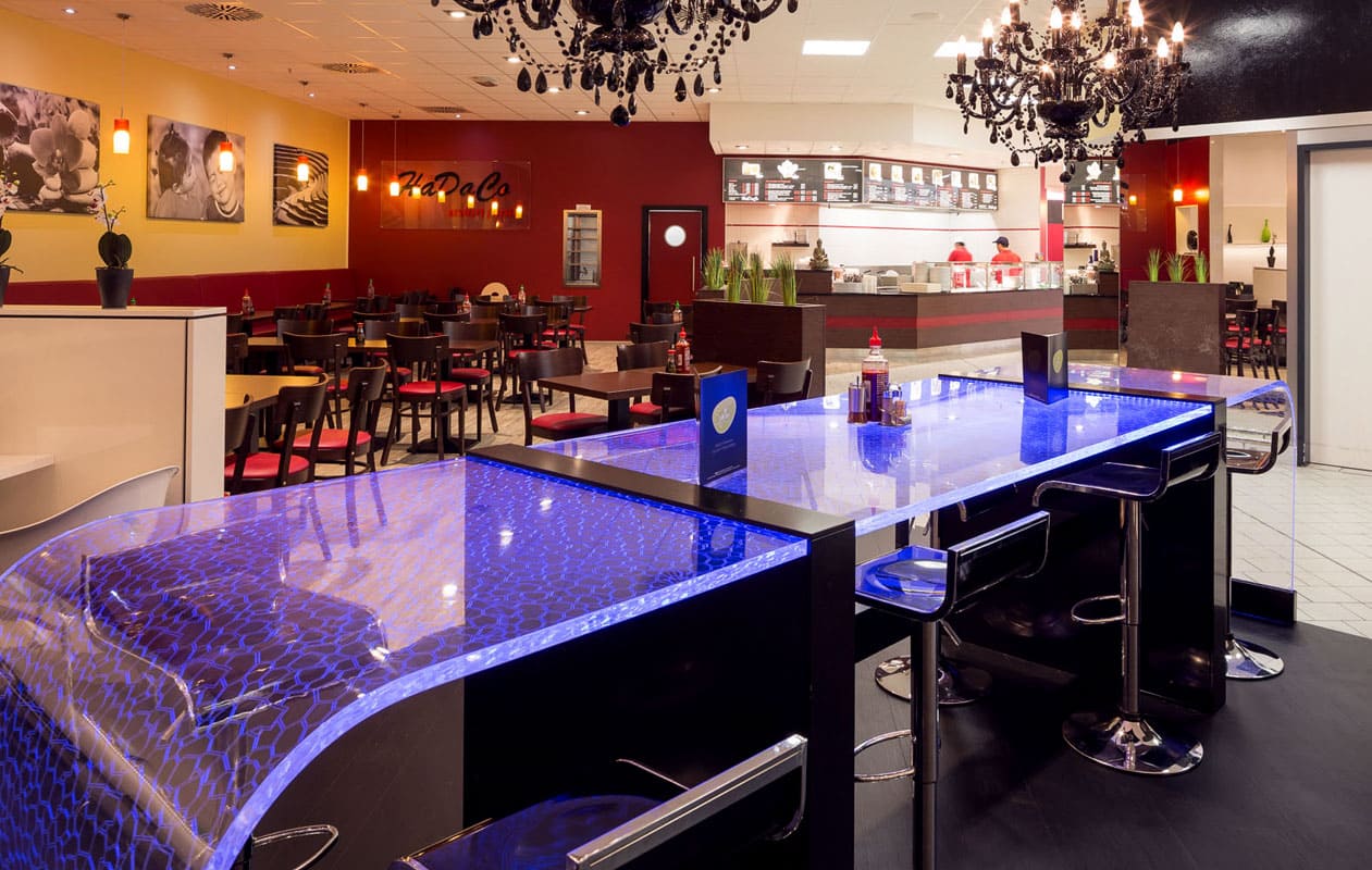 Lightgraphic-Leuchttisch aus transparentem Plexiglas® mit LED-Lichttechnik in RGB als Ambientebeleuchtung in einem Restaurant.
