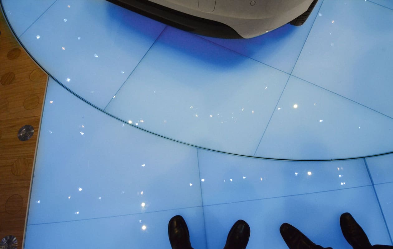 LED-Lichtboden aus einzeln ansteuerbaren Lichtfliesen und Drehbühnen gefertigt mit Lightpanel floor in RGB.