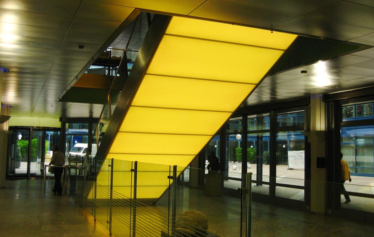 Rückseite einer Treppe ausgestattet mit LED-Flächenlichtern aus Lightpanel original in RGB