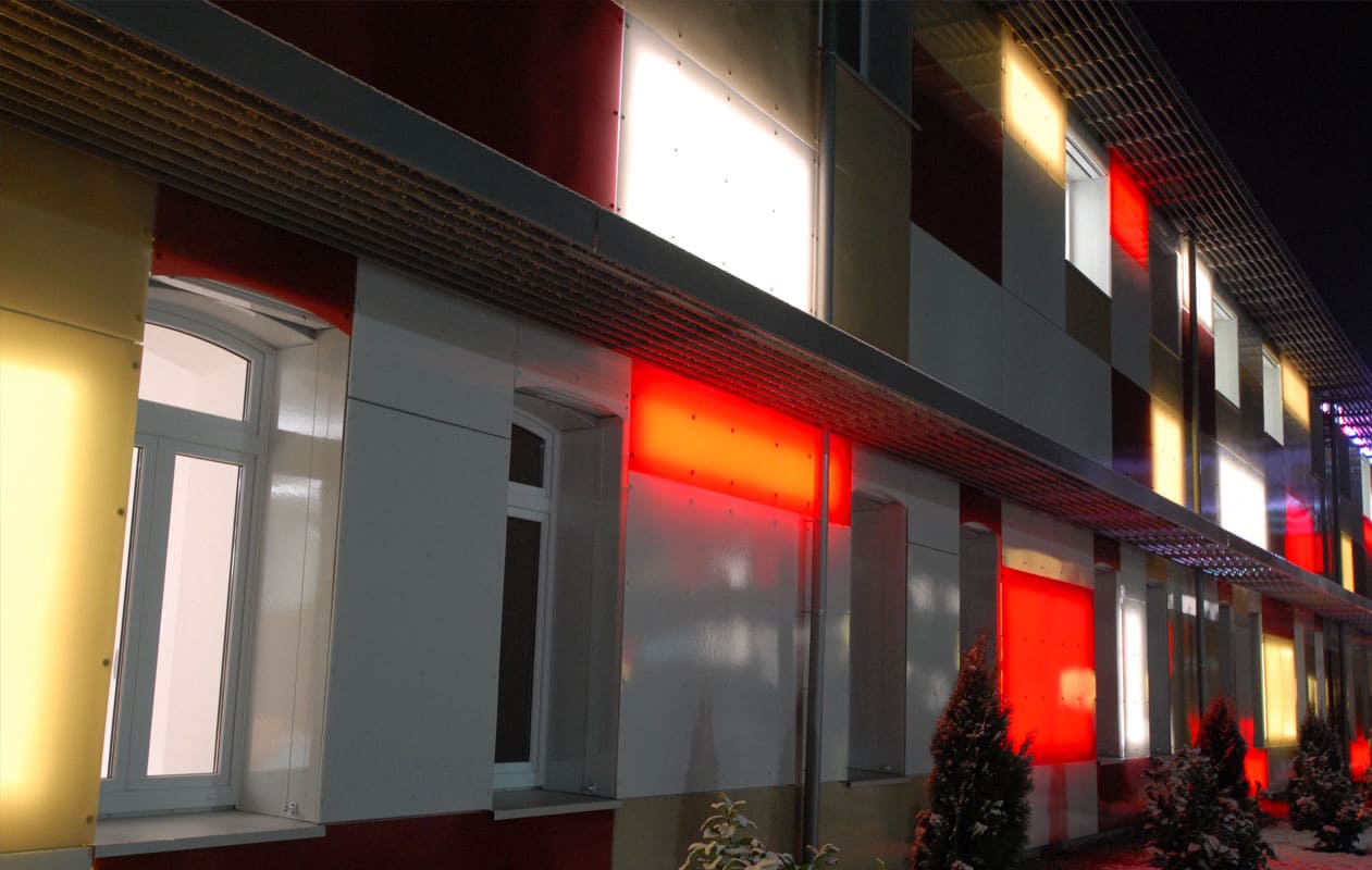 Fassadenverkleidung aus transluzenten Lamilux Glasfaserpaneelen hinterleuchtet mit Lightpanel splash